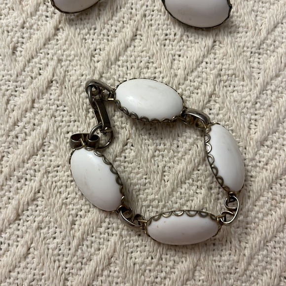 Vintage White Bead choker Necklace, clip on earrings and bracelet set - Picture 3 of 5